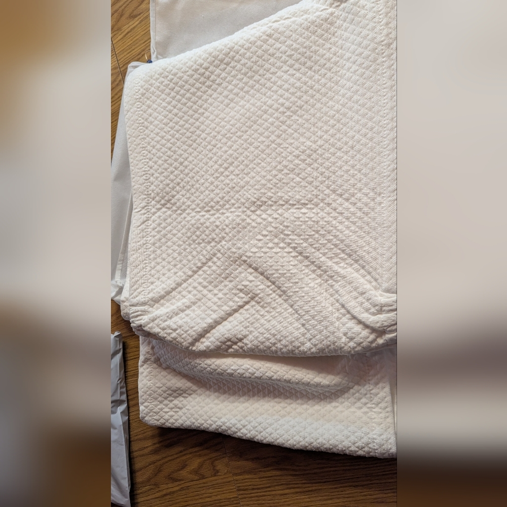The Company Store White Madelyn Matelasse Box Spring Cover Queen 60 x 80 NEW - Picture 3 of 5